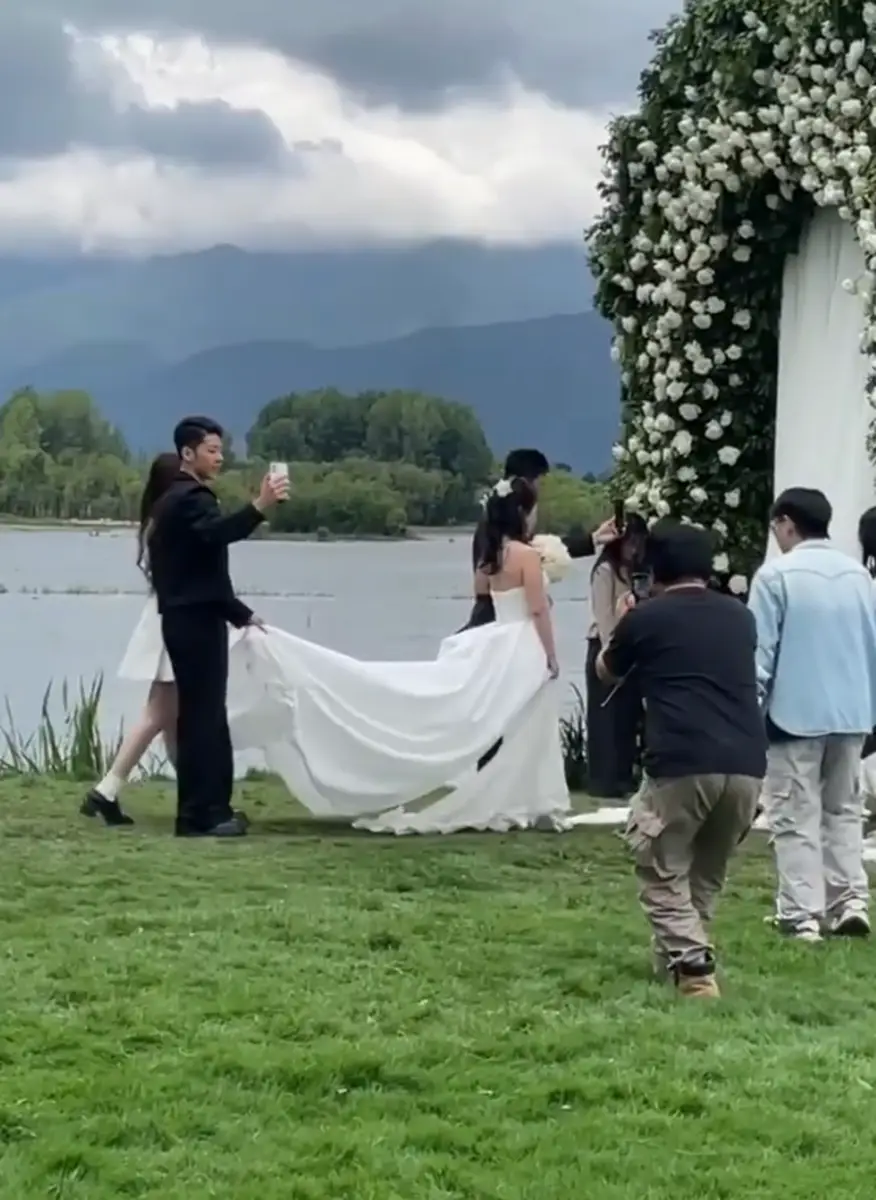 郭涛一家四口在大理拍照石头和妹妹给妈妈提裙摆画面温馨