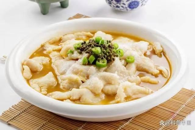 逛超市冷冻区，你总能看到一种价格“亲民”到令人咋舌的鱼片。几块钱一包，冰衣剥开，