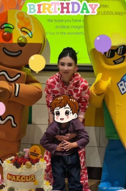 张柏芝为7岁小儿子庆生合照昨天张柏芝为7岁小儿子Marcus庆祝7岁生日，母子一