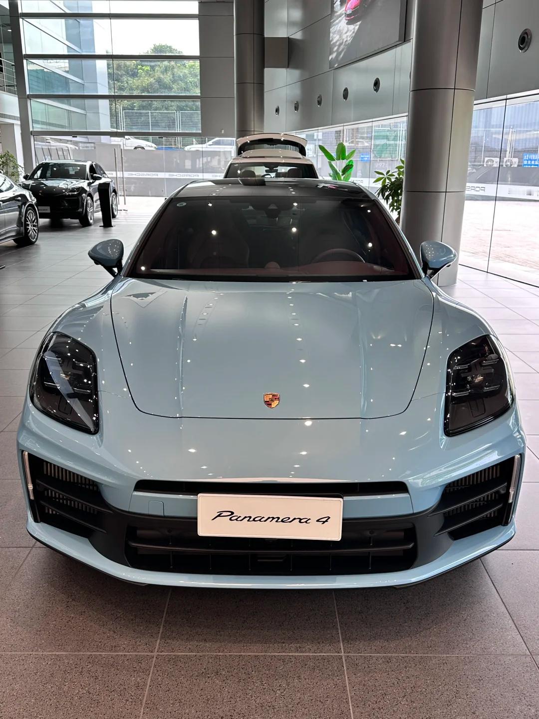 保时捷帕拉梅拉冰晶蓝，开上街被问爆了！冰晶蓝金属漆巴利克红内饰，外冷内热的搭配