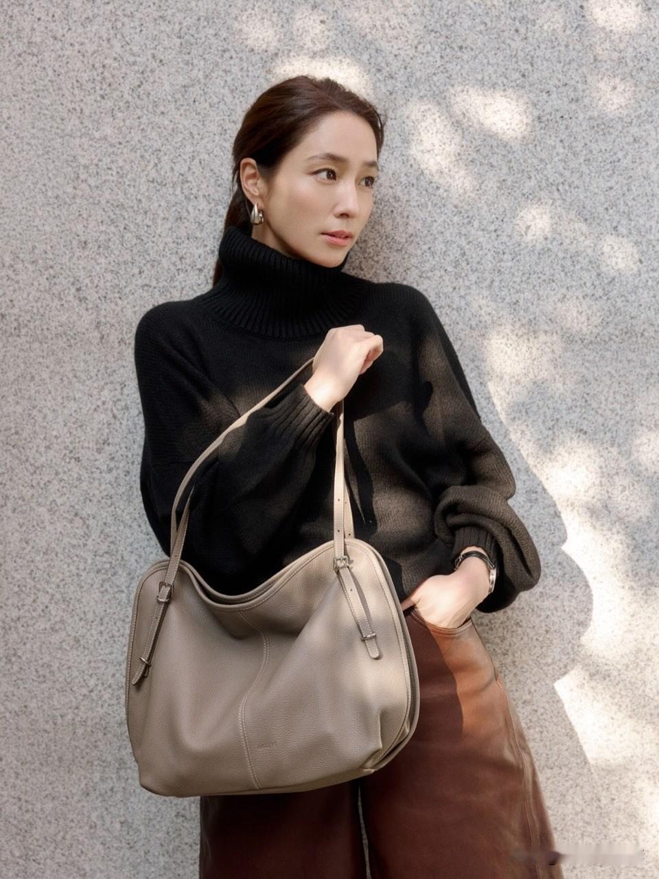 近日，演员李秉宪的妻子李敏贞在自己的Instagram晒出一组秋日随拍。照片中，