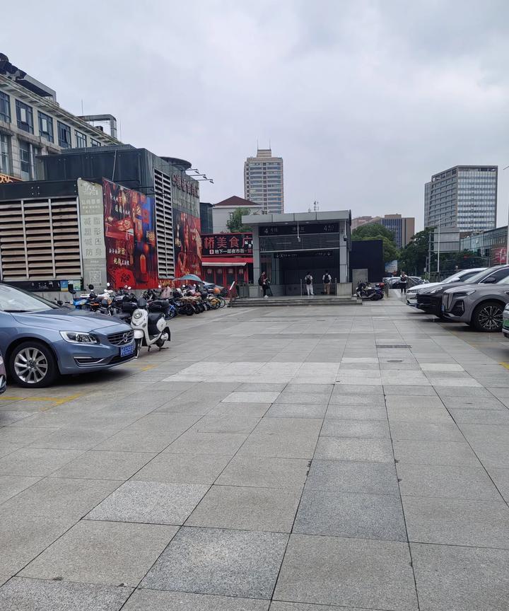 年过四十，拼命赶路从上海浦西跨江到浦东，见了来上海出差的深圳老板。聊了两个多