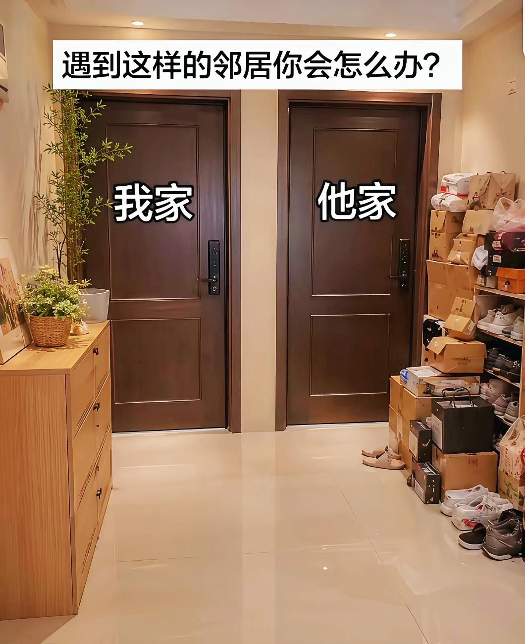 两家大门对比一目了然！邻居霸占公共楼道堆杂物，忍让只会得寸进尺奇葩邻居楼道
