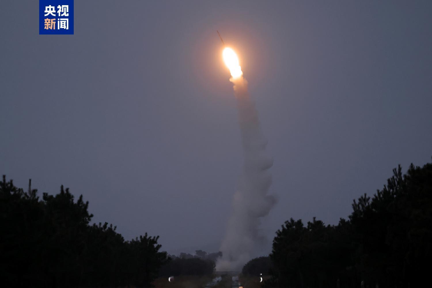 【朝鲜新型防空导弹试射成功】12月24日，朝鲜试射了正在研发的新型高空远程防空导