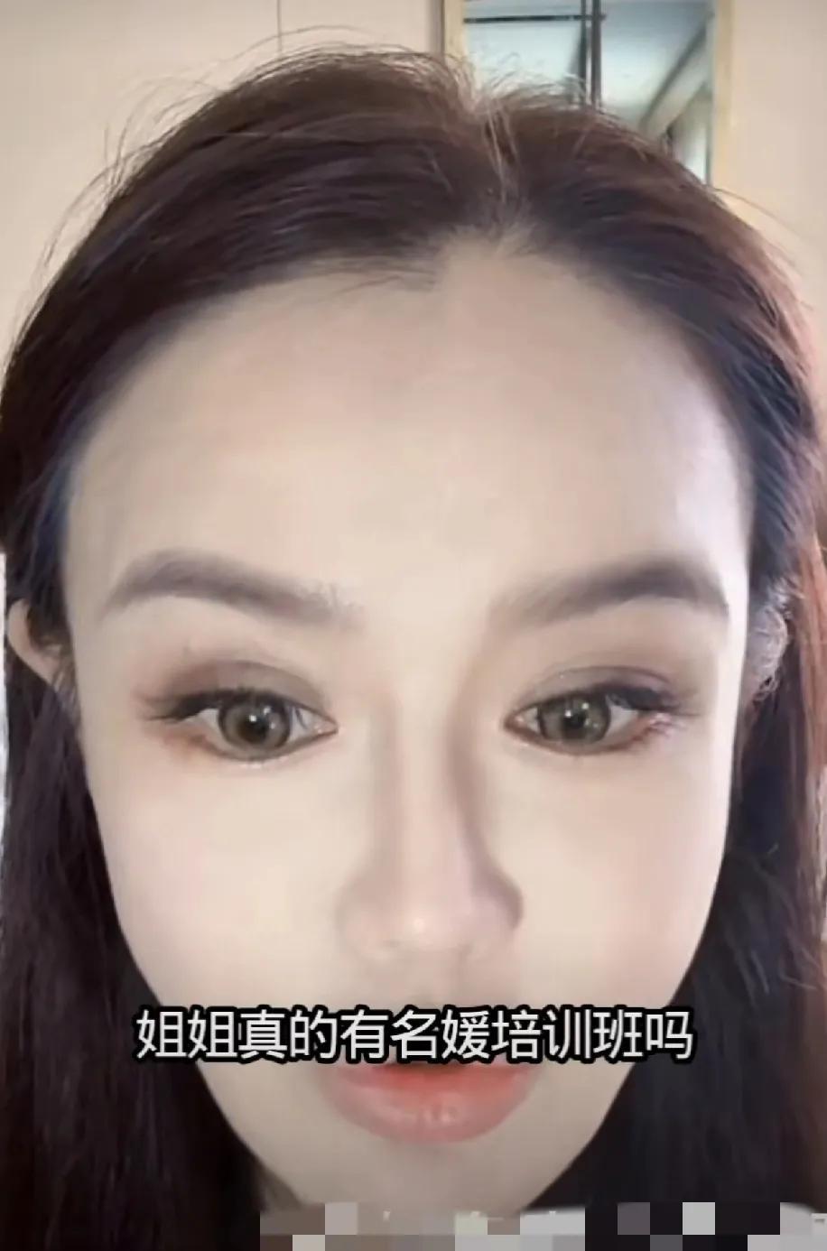 拳王邹市明的老婆冉莹颖在直播时说：“我觉得名媛培训班是不存在的，你们不觉得把男人