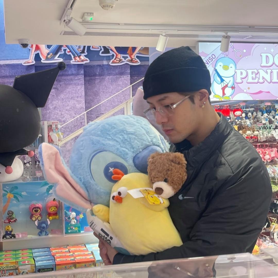 王嘉尔在法国一家商场买玩偶，虽然他已经32岁，依然童心未泯！他穿着一身黑衣，身材