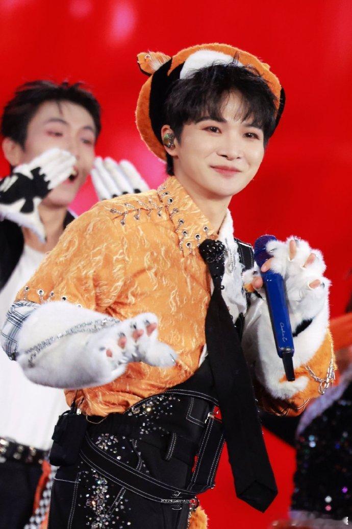 周深点歌环节太欢乐啦！歌迷说因《贝加尔湖畔》喜欢他，结果唱错词，周深笑着指出李健