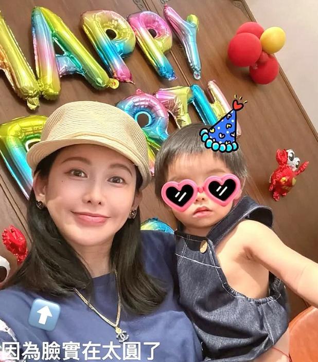 蝴蝶姐姐简恺乐庆贺42岁生日，晒出了她和儿子的合照，以及庆生照片