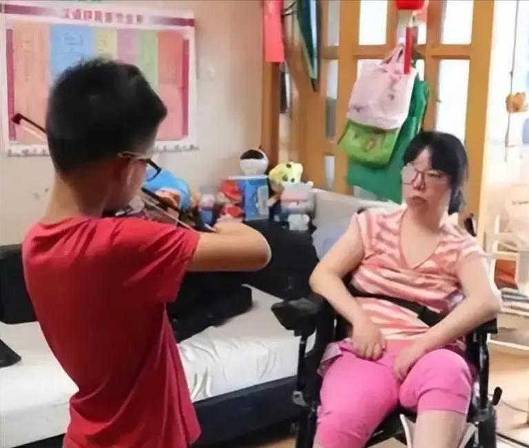 30岁安徽女博士怀孕后瘫痪在床，丈夫悉心照顾，不料，生下儿子后，丈夫看了一眼却说