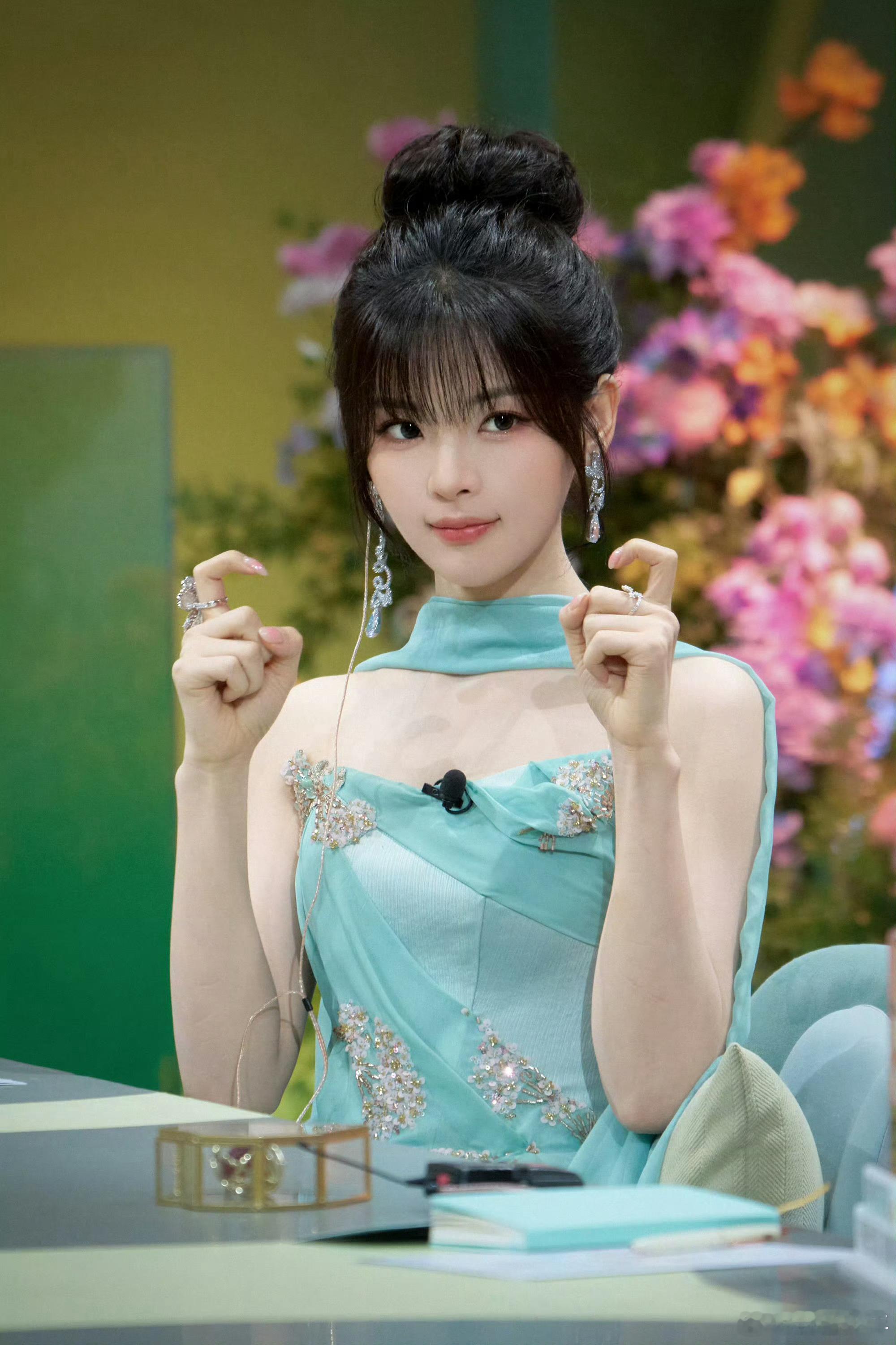杨超越高盘发杨超越高盘发惊艳登场，盘发线条干净利落，自带古典韵味，美得一眼难忘