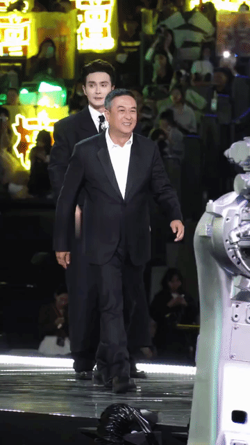 张嘉译这气场绝了，这配置也就他能镇住了！老板，保镖，秘书，司机，全了！主要是张叔