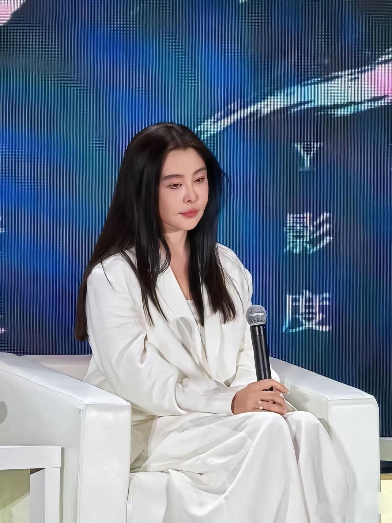 天呐！这是王祖贤？发面馒头一样的脸，苹果肌鼓到僵硬，跟记忆里那个清冷绝尘的聂小
