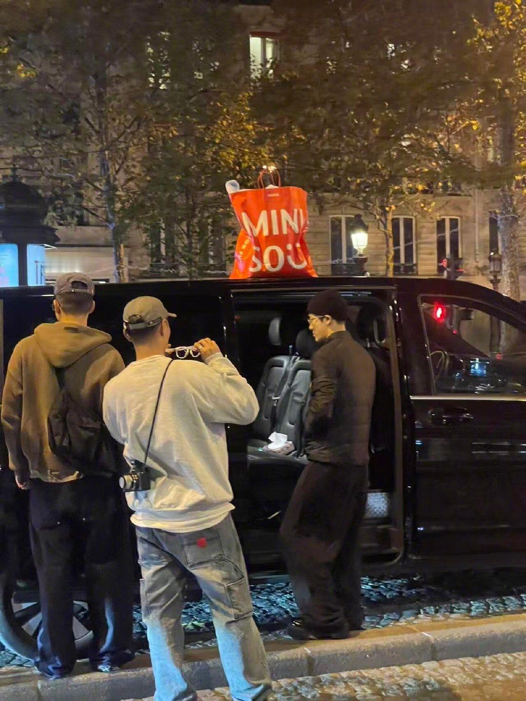 没想到在巴黎也能碰到王嘉尔，原来不管走到哪，他都在坚持自己的生活节奏，真的很不错