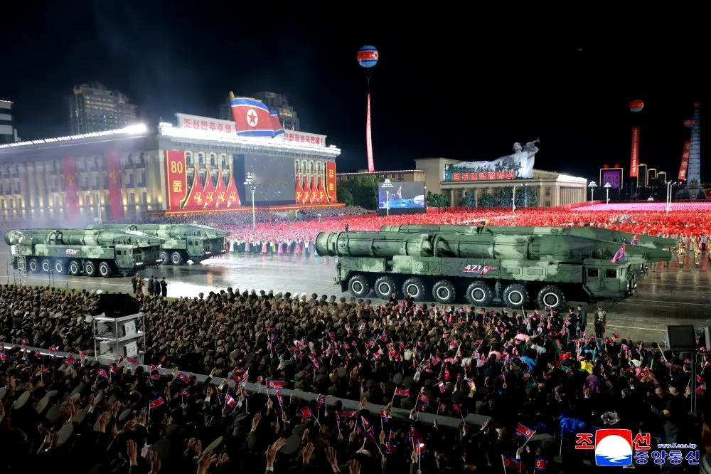 朝鲜庆祝劳动党成立80周年举行的阅兵式上公开展示的火星-16B中远程高超声速导弹