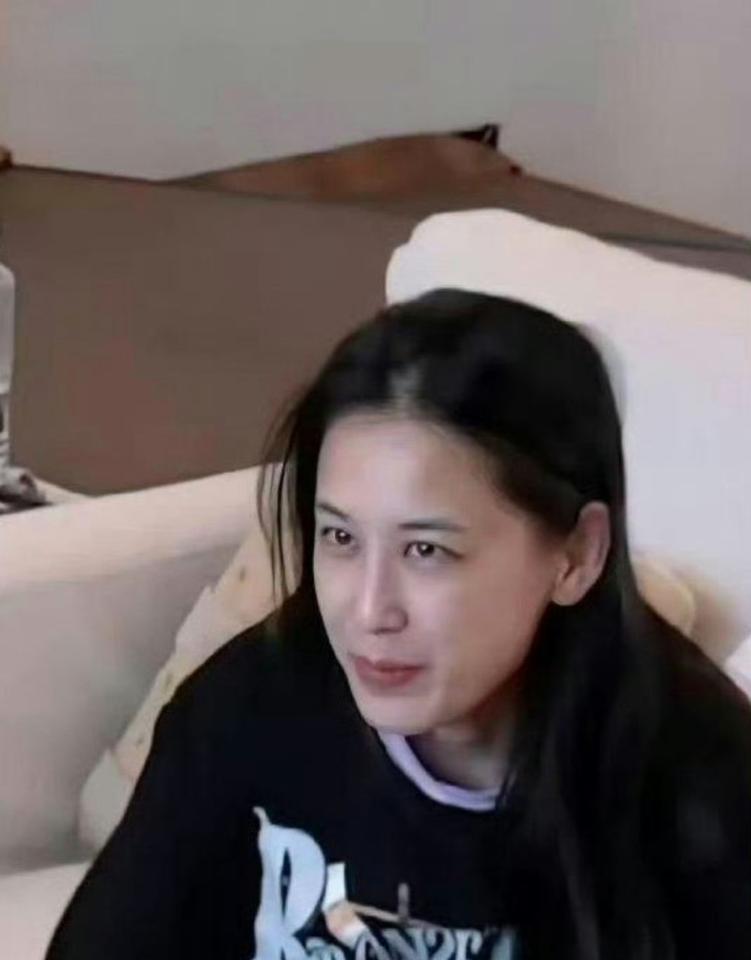 难怪杨子一直不肯放手，看黄圣依的素颜就知道她的颜值有多高，很多人精心化妆也比不上