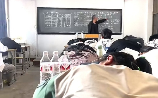 课堂上，大片学生睡倒，高龄男教师仍坚持讲课，不再提醒。他并非不想管，沉默背后满是