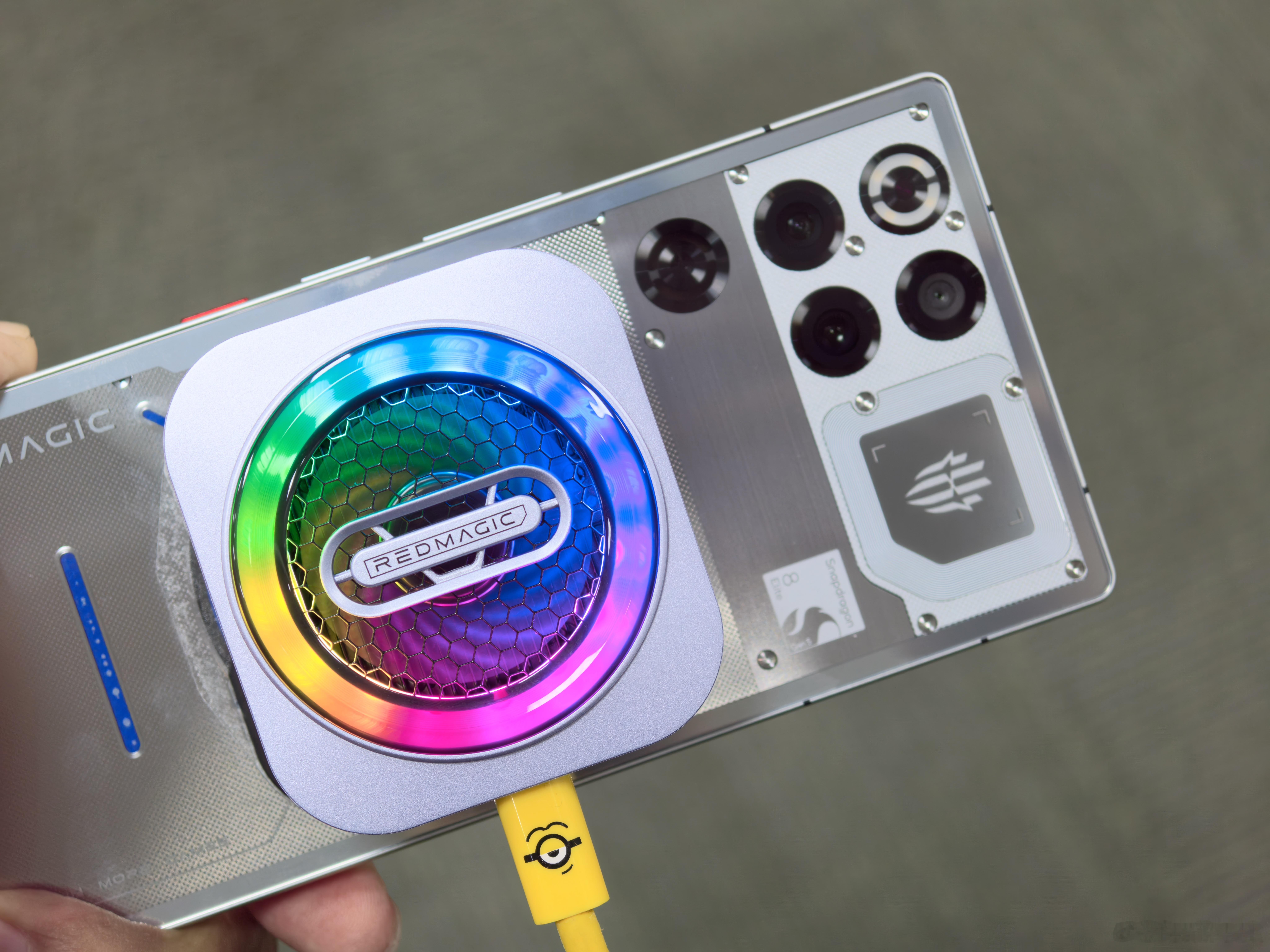 给红魔11Pro+上点强度，怼上散热背夹，测试了下连续跑3DMark，从满电