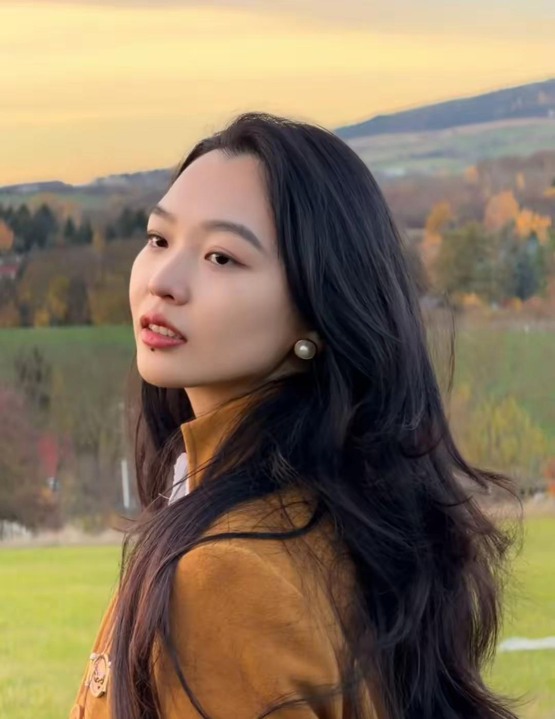 生活从不是坦途，而是满地的碎玻璃与野花并存。真正的勇士，不是挥刀斩断荆棘，而是看