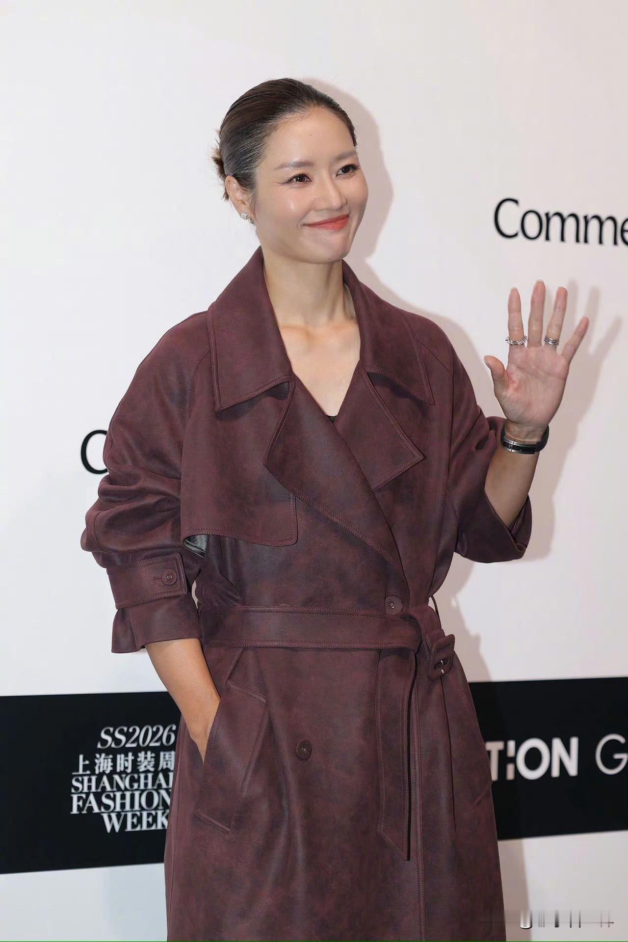 差点没认出来是娜姐啊！身穿利落皮风衣亮相，气场全开又自带松弛感，肌肤状态好到看不