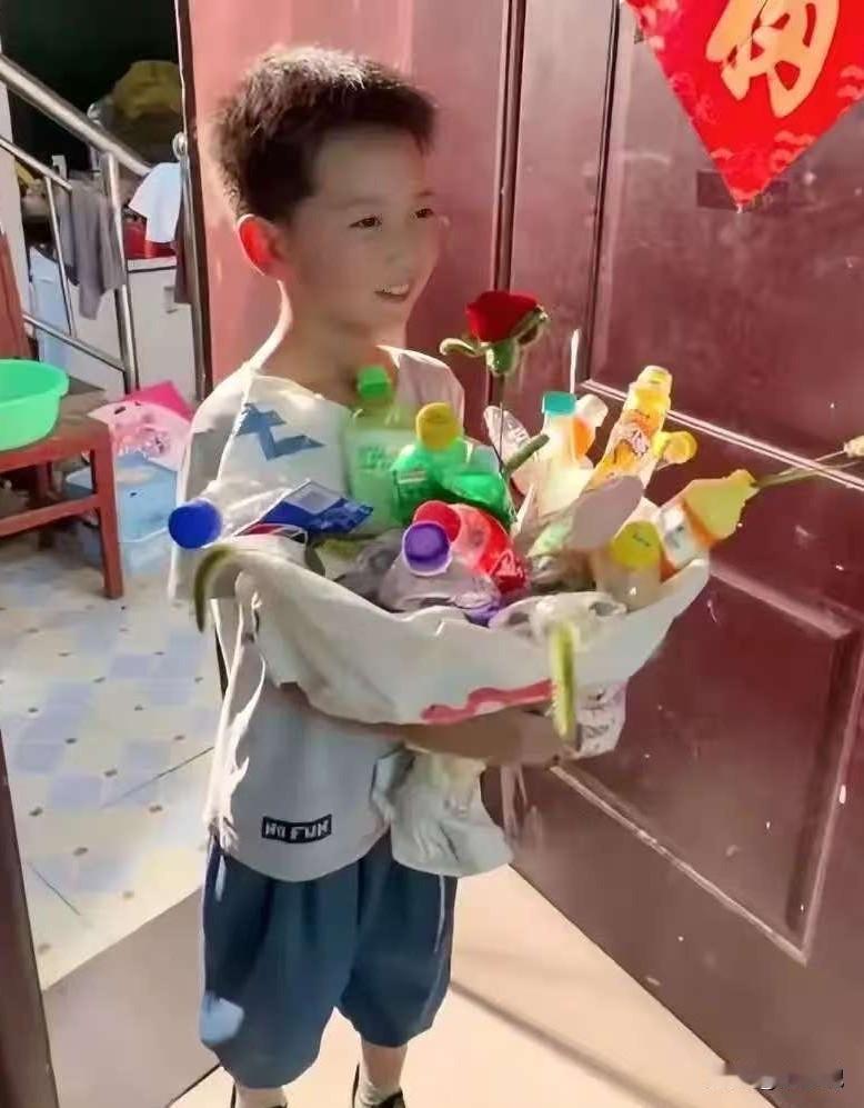 破防了！河南郑州，这个8岁男孩火了！他面对众多围观的大学生，勇敢的说出:“我妈妈