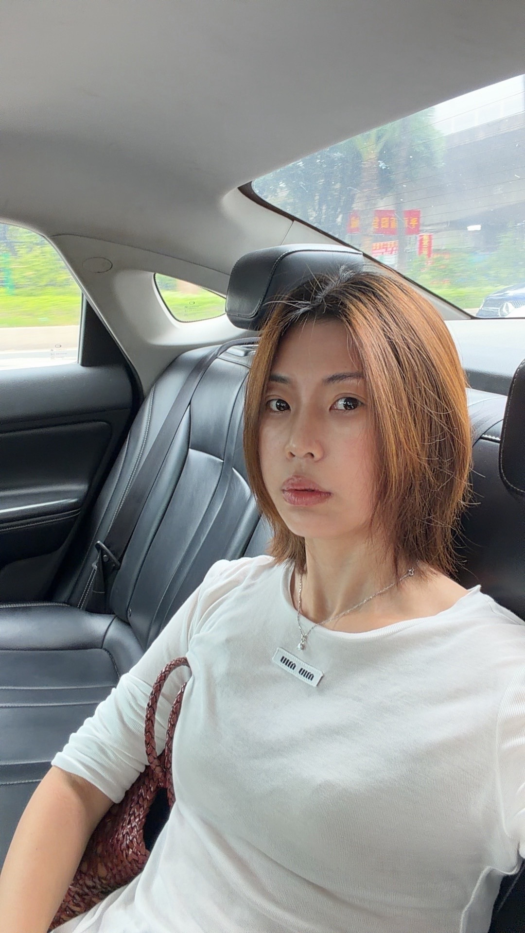 好久没化妆，在车上化了个妆