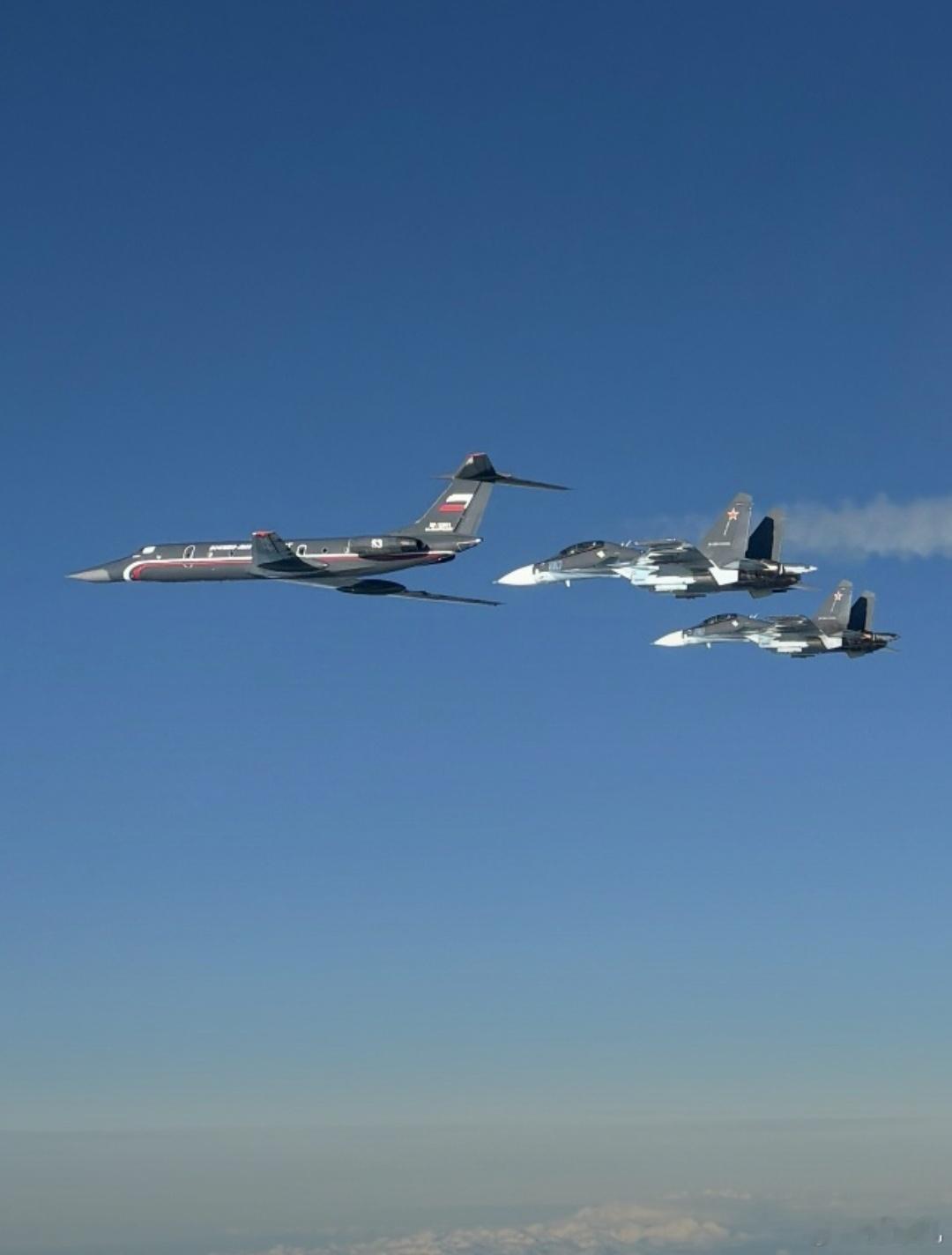 前几天，北约空军（意大利空军的欧洲台风战斗机）监视了俄罗斯海军一架相当罕见的图-