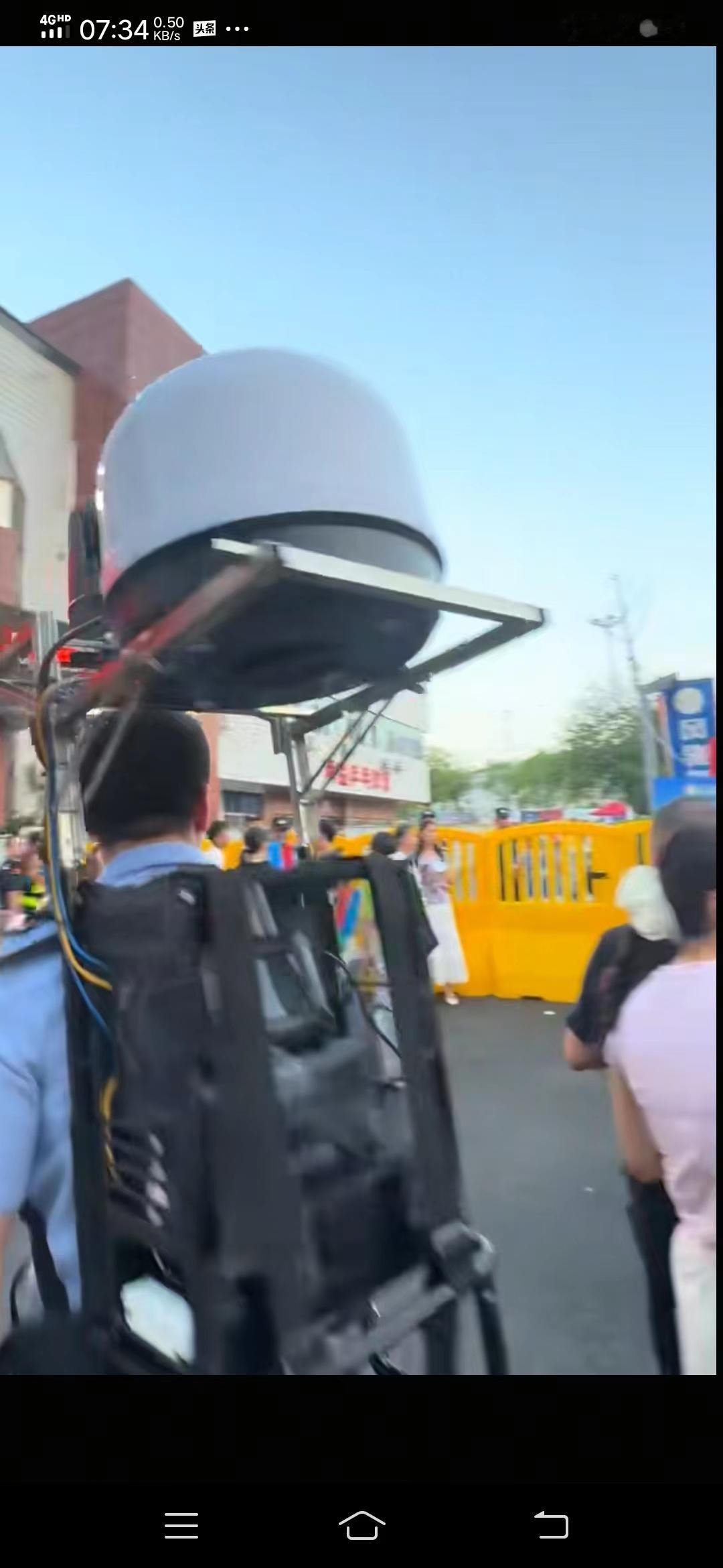 这是什么东东？警察背着在大街上转来转去的，不知他背这个是做什么用的？是不是在寻