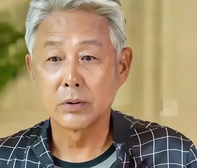 满头白发的陈道明被采访，我怀疑过他是赶时间没来得及染头发，没想到他一句话