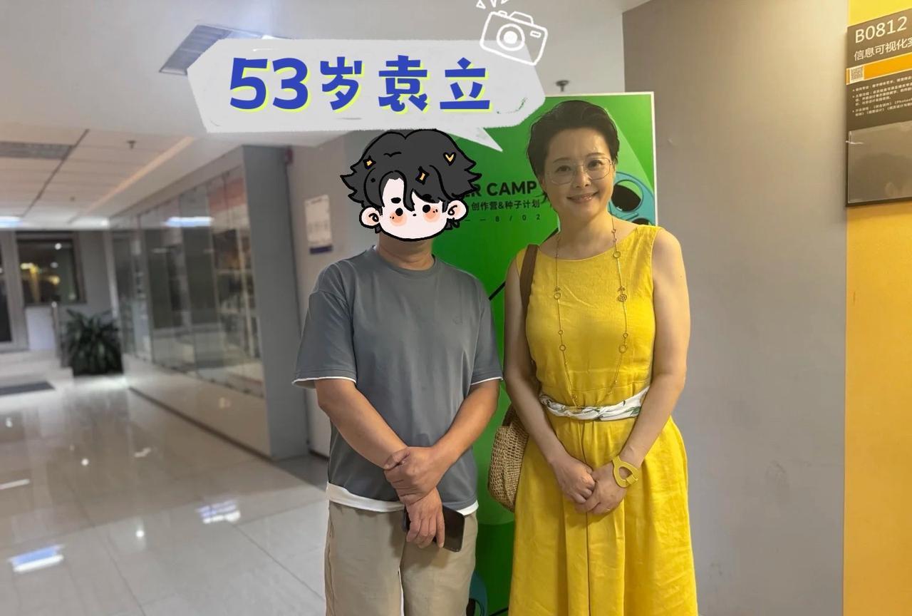 53岁袁立还是那一头标志性短发，整个人透着一种岁月静好的美丽，在好好享受生活呀，