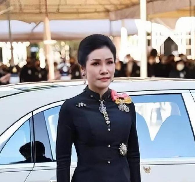 快讯！快讯！据泰国多家媒体，王室突然宣布了新一轮公开行程。过去一年，