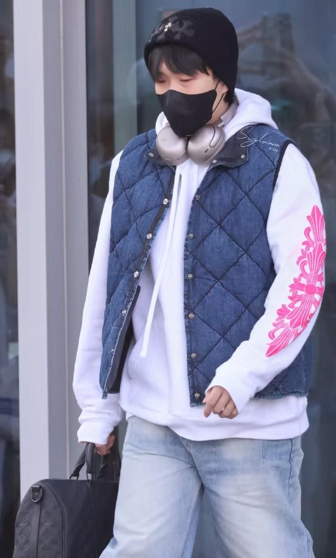 王楚钦这一身衣服比广东的回南天还要潮这太潮了，不愧是想当穿搭博主的人。