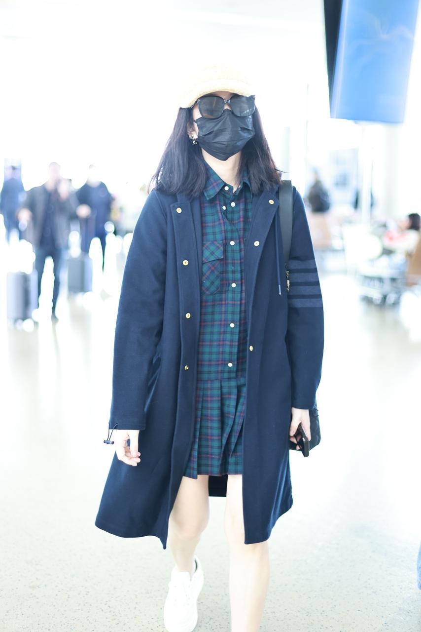 今天陈妍希现身上海机场，她这次搭配的很有潮流时尚气质，看上去像个迷人的少女。