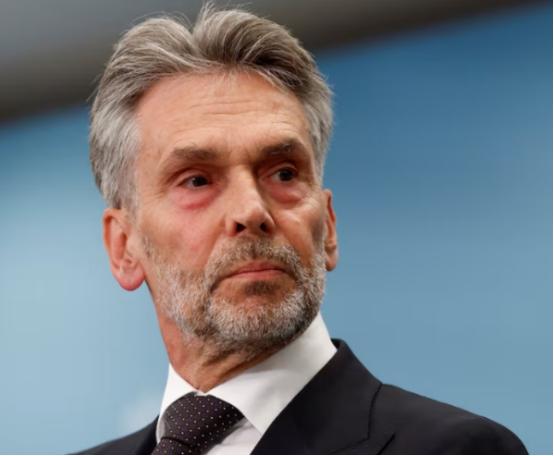 当全球都在等着安世半导体的事儿尘埃落定的时候，荷兰那边突然炸出个新消息。 当