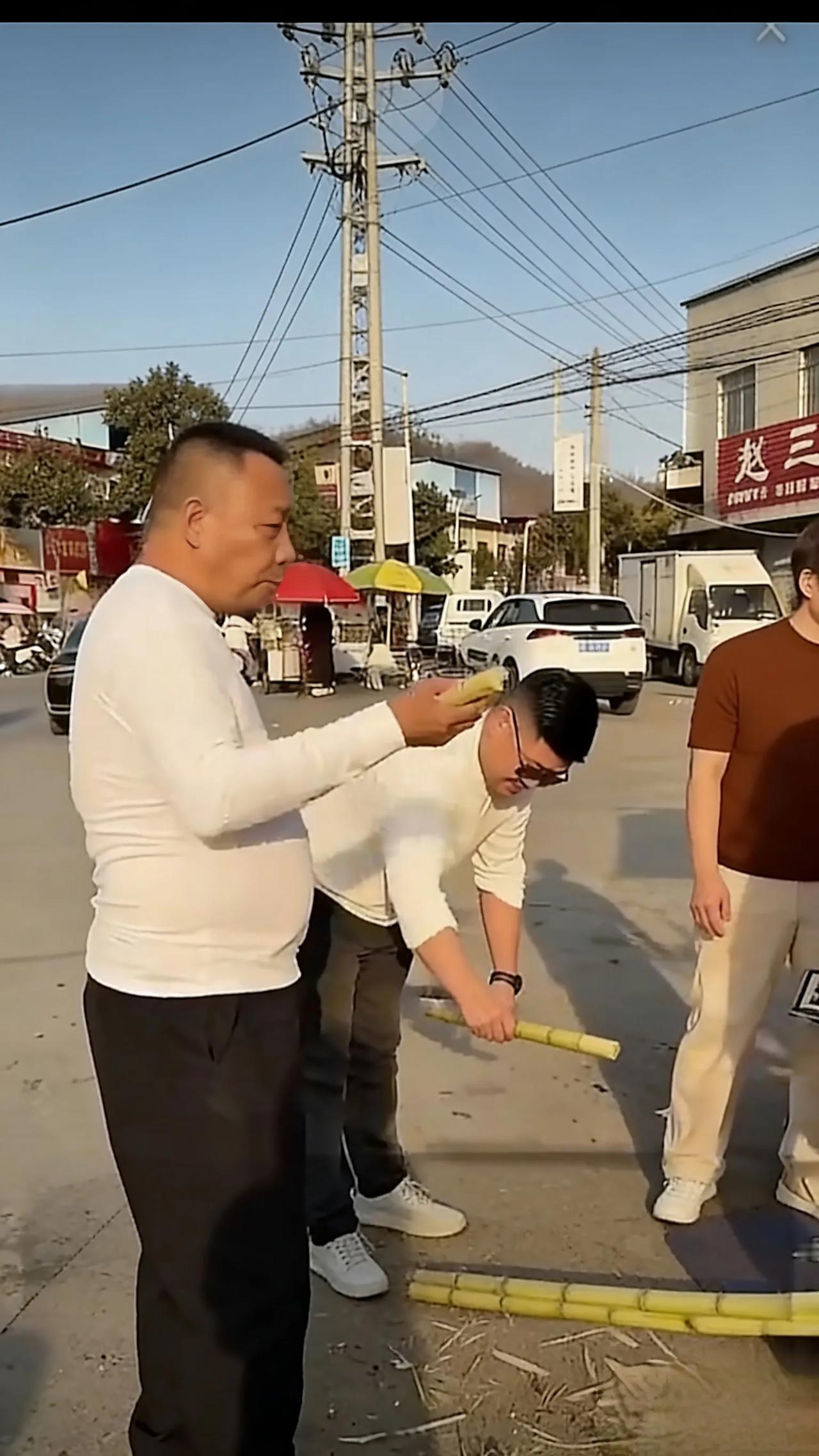 身价百亿的胖东来董事长，春节却在路边卖甘蔗，图啥？你敢信吗？2026年春节期