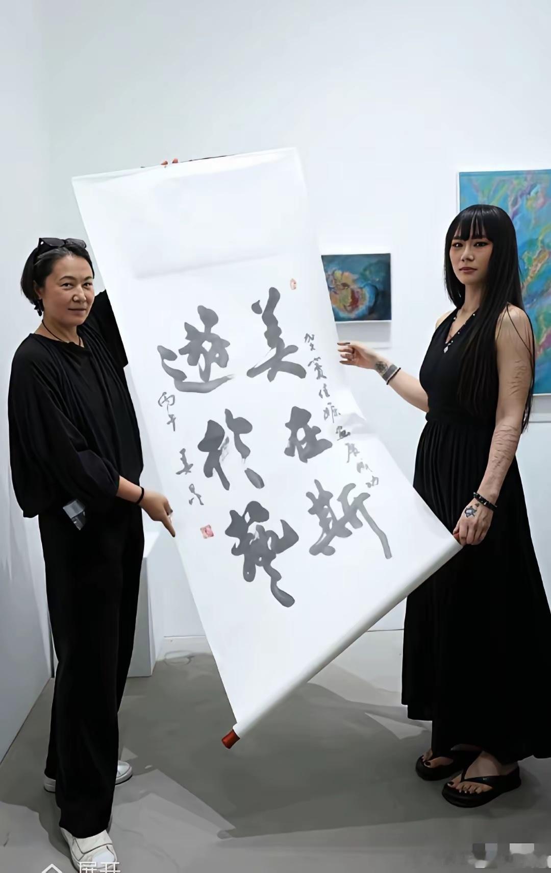 窦唯二女儿窦佳嫄在北京举行个人画展，窦唯前妻高原，还有前岳父都去画展现场了！高原