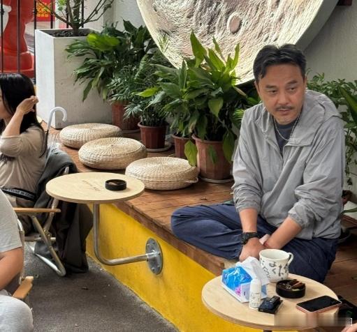 著名主持人汪涵近照，51岁头发花白凌乱，断崖式衰老​​​