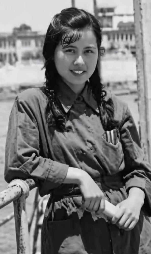 这是一张拍摄于1950年青岛栈桥的照片，片中漂亮的女孩子就是后来《西游记》的导演
