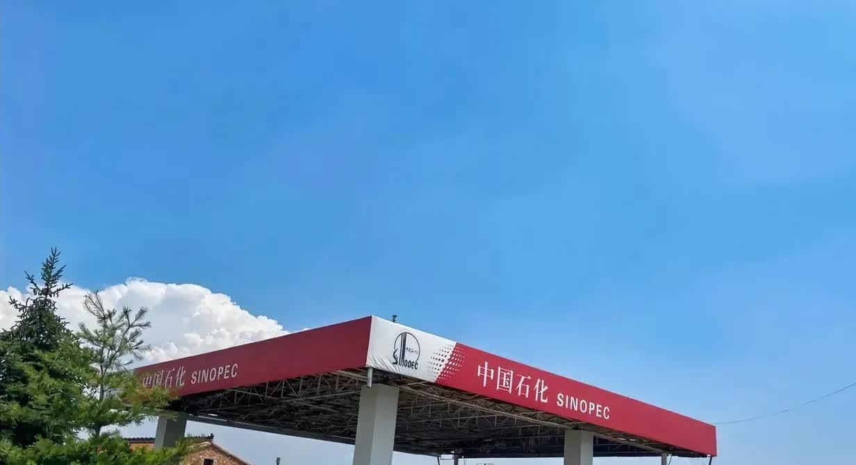 今天加油碰到件怪事！油罐车正在卸油，旁边车主急问：“卸的是92还是95？现在加会