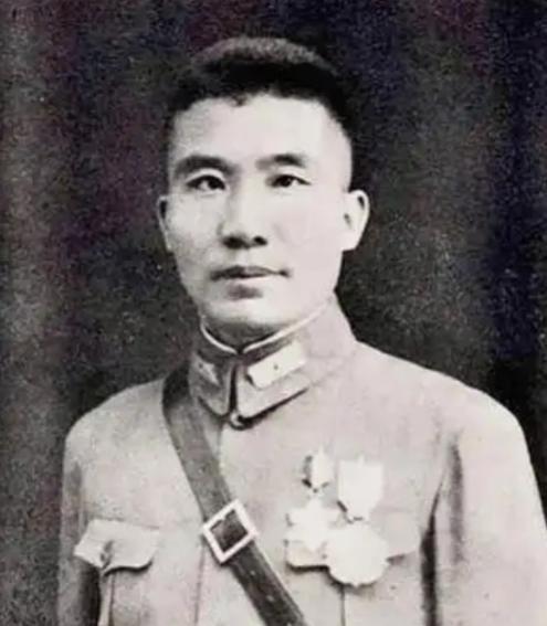 1941年，日军用毒气攻下高安城，51师师长王耀武看着满地的国军尸体悲痛欲绝，这
