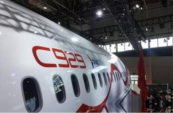 美国这一刀捅得真够狠！C919一边飞出了国门，一边在国内工厂里趴窝。首条国际航线