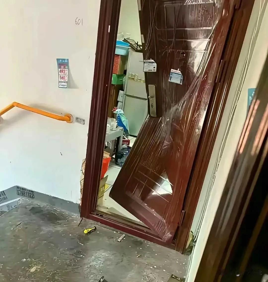 这种家庭还有过的必要吗？一生气就把门都搞成这样