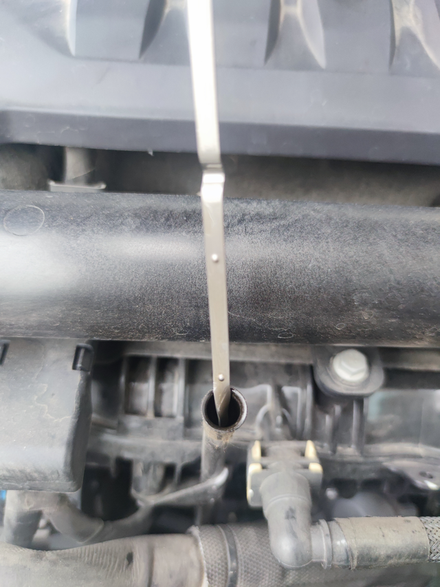 22款威朗pro乐享烧机油保养加到机油尺上限，后面把剩下来半瓶机油也加进去了，