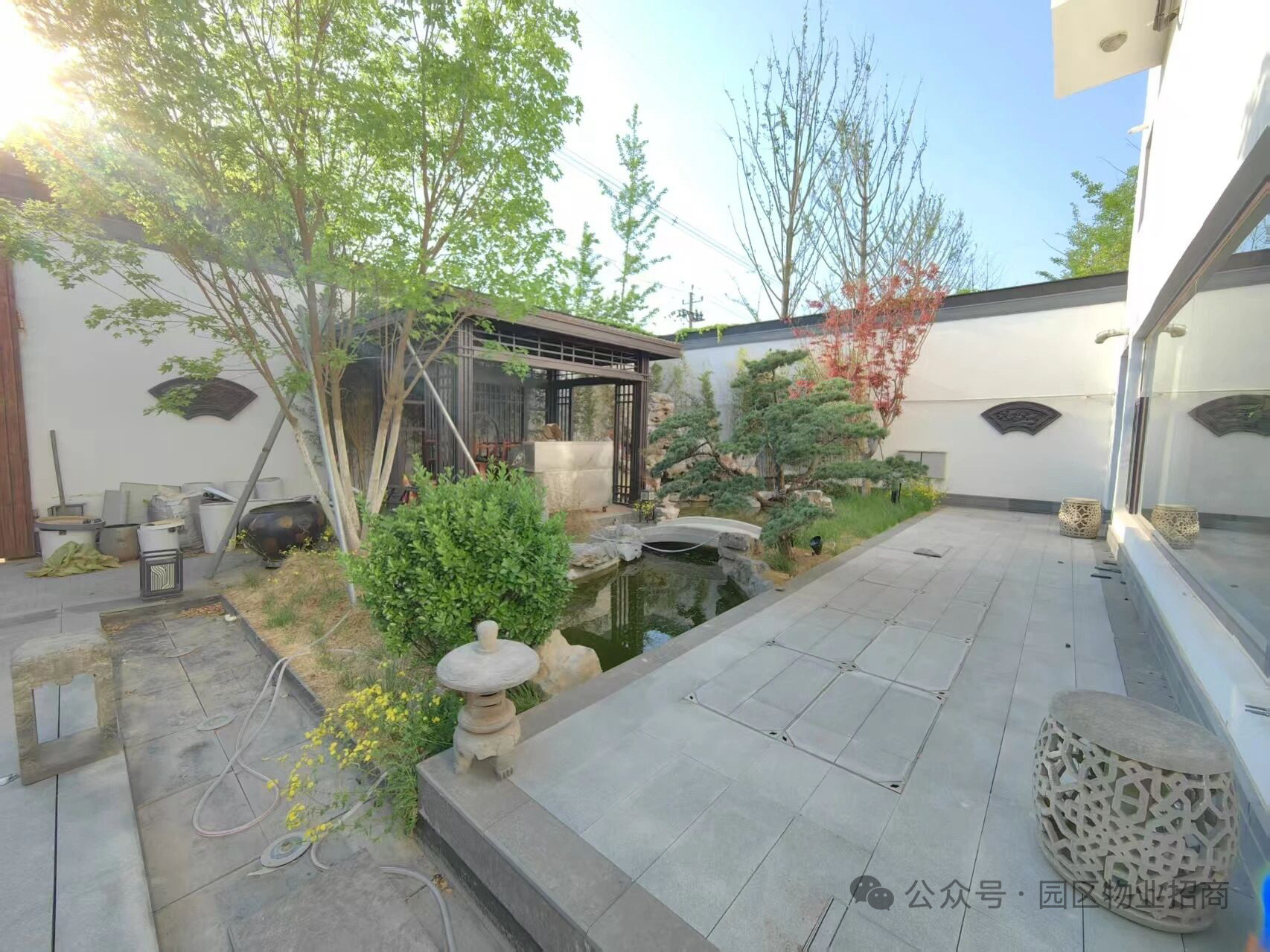 我们村附近有个不起眼的小白楼之前总看见附近停着迈巴赫、大揽胜、领航员今天发现房子