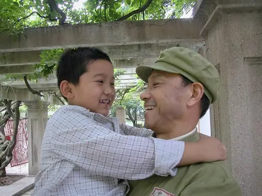 《军人机密》开篇就出现战场生子、弄丢孩子、换子等情节，第二代人长大后则集齐