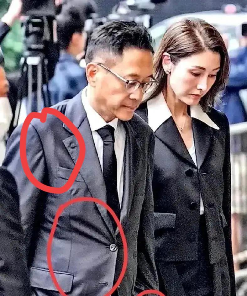这是许晋亨与李嘉欣夫妇出席李兆基葬礼时的合影。63岁的许晋亨面容憔悴、神情萎靡，