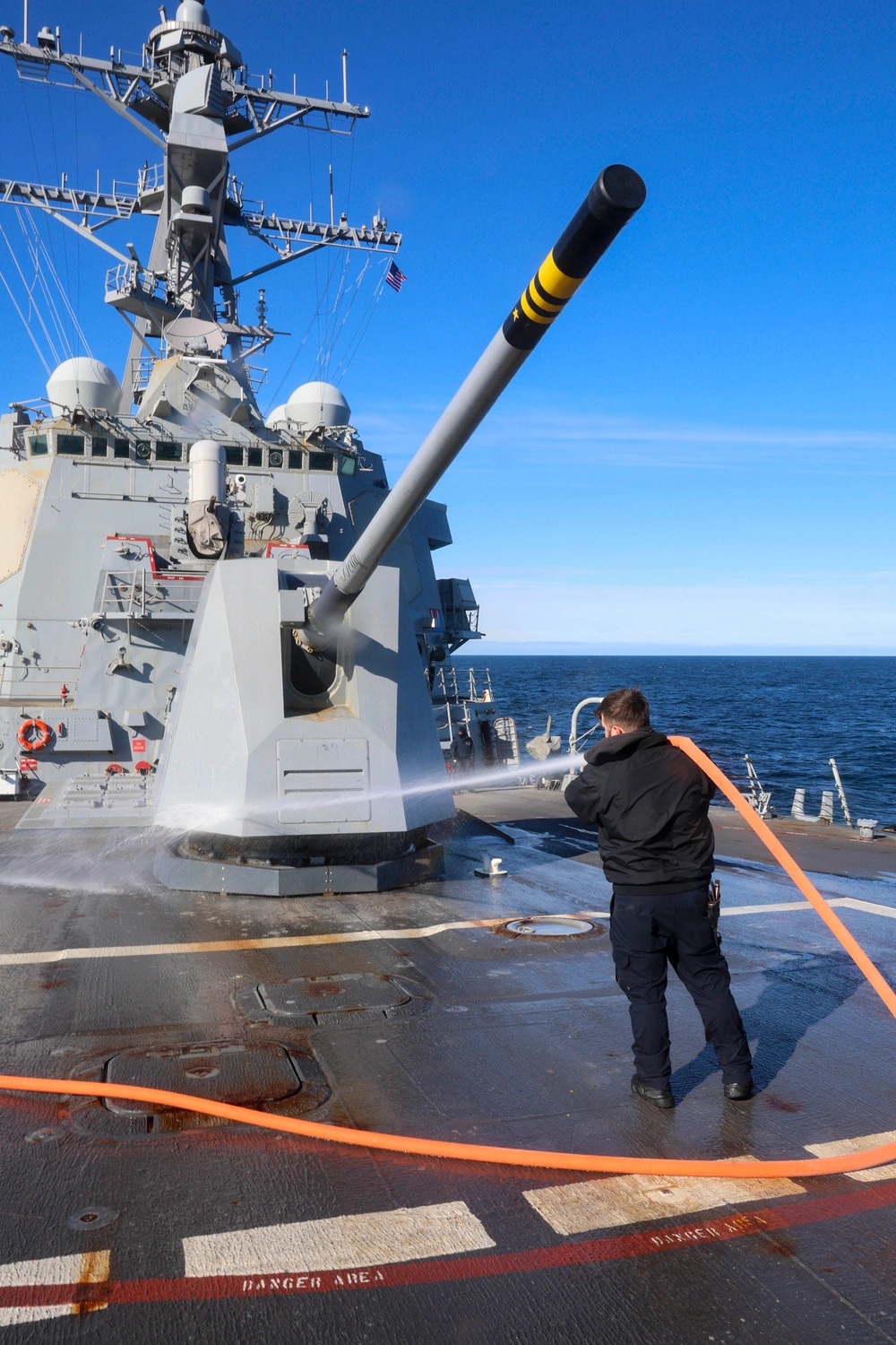 淡水清洗，是一种有效去除附着盐蚀，避免金属材质在海洋环境中锈蚀的传统方法炮塔要洗