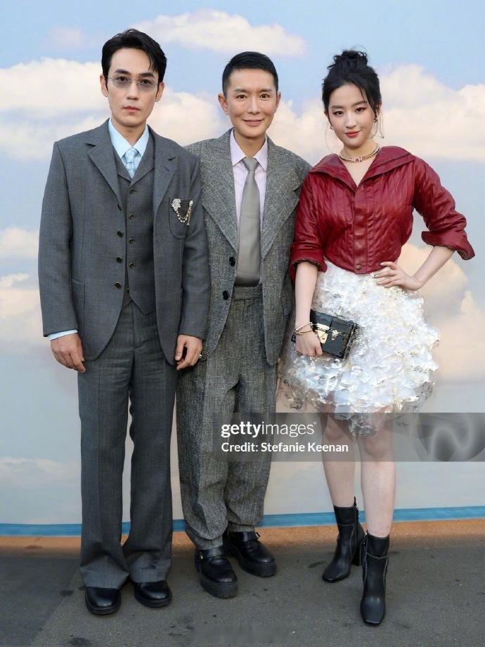 朱一龙刘亦菲活动生图是G社熟悉的配方，给男神朱一龙女神刘亦菲拍出了老钱风[捂嘴哭