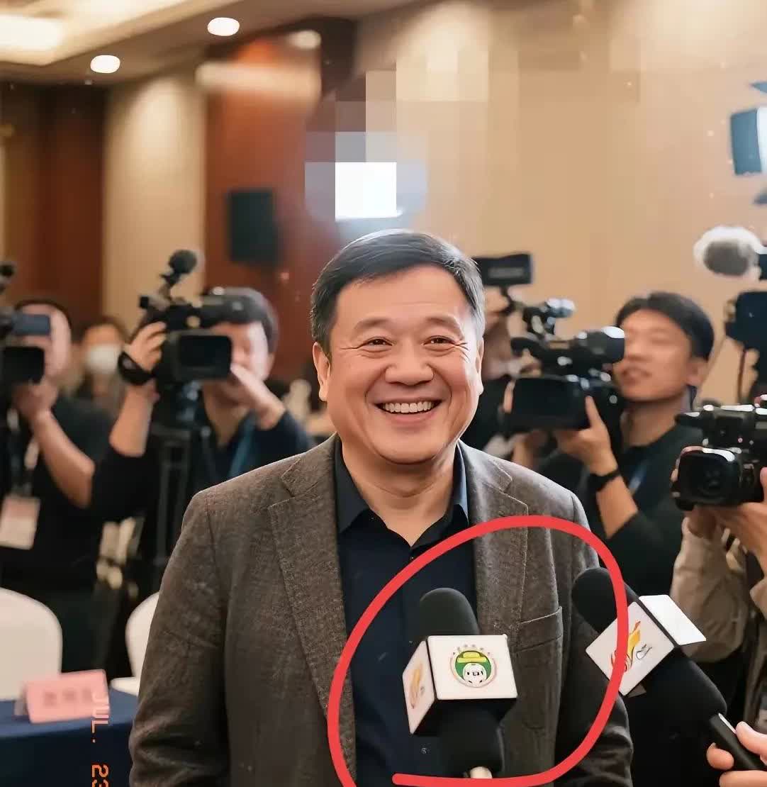 中国足协这回是真坐不住了吧？听说比亚迪那笔7500万的赞助黄了，谈判桌上