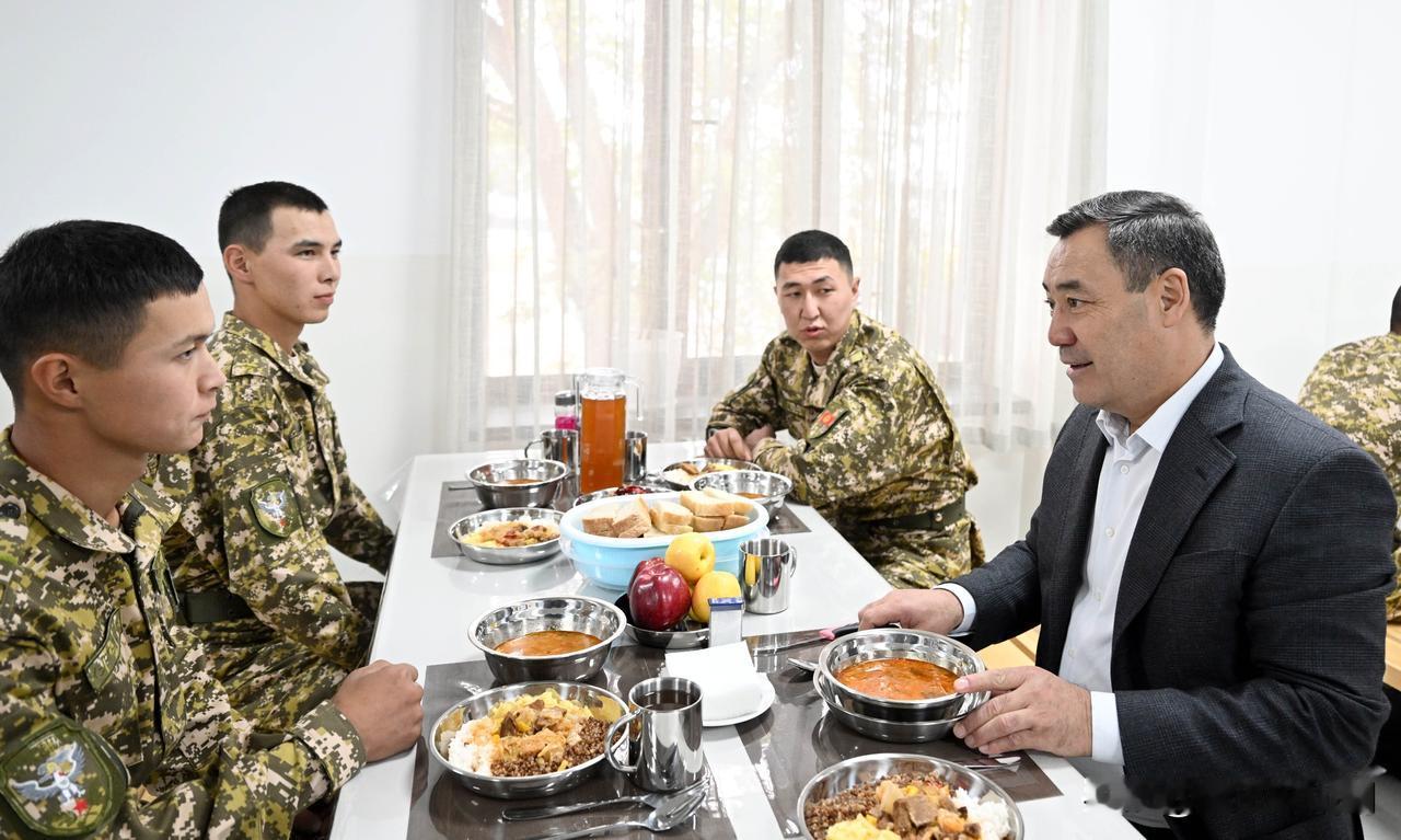小国军队，伙食一般。吉尔吉斯斯坦总统扎帕罗夫视察部队，并同官兵们共进午餐。吉国是