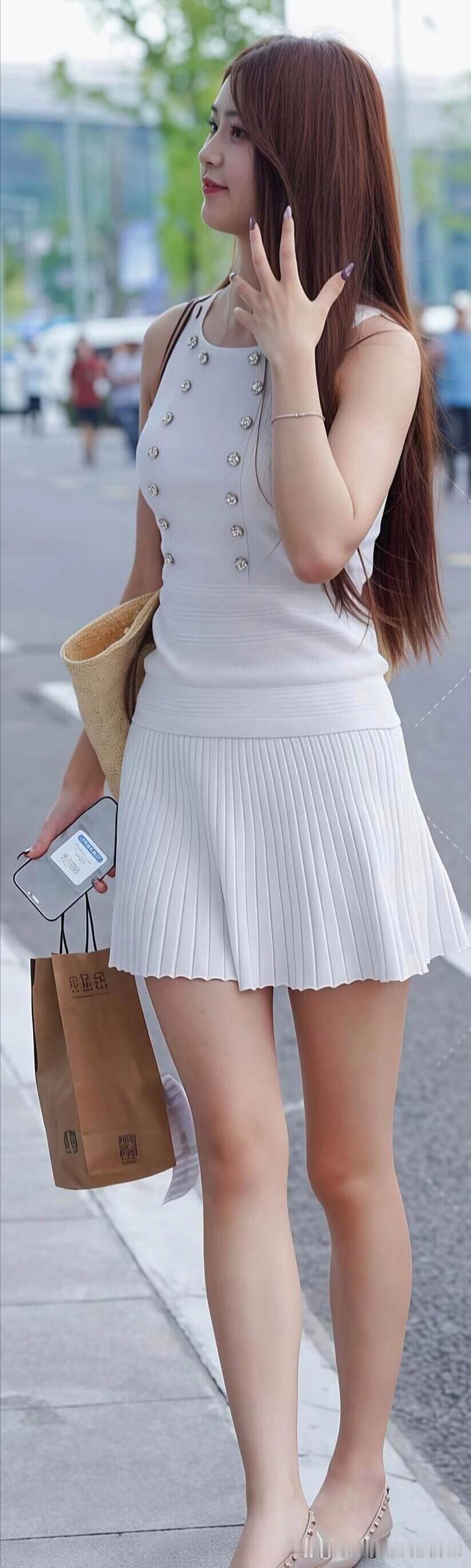 夏日选白色连衣裙和草编包搭配，简直不要太清新。白色连衣裙纯净优雅，仿佛自带降温效